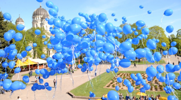 Akcija "Dzīvais Eiropas karogs" Esplanādē 2012.gadā, kad svinēja Eiropas Savienības dzimšanas dienu. Foto - Evija Trifanova, LETA