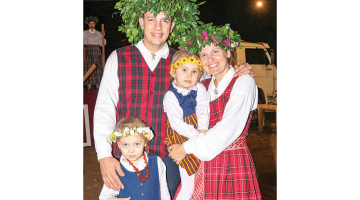 Felipes un viņa sievas Renātes meitas Laura, Anna un pastarīte Elza, kura palikusi aizkadrā, Brazīlijā katru gadu gaida Jāņu svinēšanu. Ģimene cenšas ieviest arī citas latviešu tradīcijas, piemēram, olu krāsošanu un kaujas Lieldienās.
Foto no personīgā arhīva