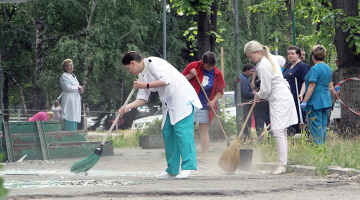Dņipras slimnīcas mediķes 4. jūnijā slauka stikla lauskas pēc pretgaisa aizsardzības spēku notriektās krievu raķetes. Rīta uzbrukumā cieta 16 augstceltnes, 31 privātmāja, skola un šī slimnīca. Nogalināti septiņi cilvēki.
Foto — Scanpix