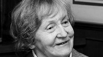 Sarma Kļaviņa ir Dr. philol., LZA goda doktore. Latvijas Universitātē docējusi vispārīgo valodniecību, valodniecības vēsturi, kvantitatīvo lingvistiku un citus kursus. Publicējusi grāmatas Valoda kā sistēma, Valodas daba, Latviešu valodas pētnieki: no klaušu laikiem līdz savai valstij, Latviešu valodas inversā vārdnīca, Statistika valodniecībā. Pētī Jāņa Endzelīna dzīves gājumu.