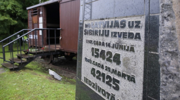 1941. gada deportāciju piemiņai veltītais dzelzceļa vagons Torņakalna stacijā. Foto - Paula Čurkste, LETA