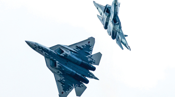 Ukrainas Aizsardzības ministrija svētdien paziņoja, ka pirmo reizi uzbrukumā bojāts Krievijas modernākais «neredzamais» iznīcinātājs Su-57. Krievijai tādu esot tikai aptuveni 20.
Foto — Scanpix