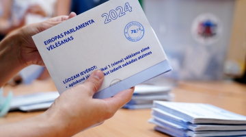 Balsu skaitīšana Eiropas Parlamenta vēlēšanās. Foto - Ieva Leiniša, LETA
