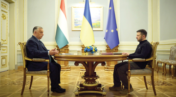 Ungārijas premjerministrs Viktors Orbāns otrdien ieradās Kijivā, kur pēdējoreiz viņš viesojās 2012. gadā. Orbāns tikās ar prezidentu Zelenski un apsolīja Ungārijā atvērt skolu ukraiņu bērniem. Ungārija no 1. jūlija uz sešiem mēnešiem pārņēma ES Padomes prezidentūru.
Foto — Scanpix