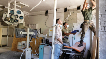 Ar koka plātnēm tiek aiznagloti logi vienā no bērnu slimnīcas Ohmatdyt operāciju zālēm Kijivā. Šī valstī lielākā pediatriskā medicīniskā iestāde smagi cieta Krievijas armijas raķetes triecienā 8. jūlijā.
Foto — Scanpix