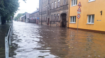 Applūdusī Mātera iela Jelgavā.
Foto — Gunārs Timermanis