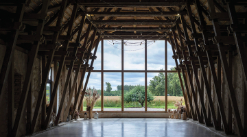 Svinību ēka ar jaunajām nesošajām «ribām», augstajiem griestiem un panorāmas logu.
Foto — Ieva Salmane