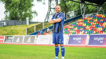 Pēc auguma parametriem šķiet, ka Raimonds Sāmietis varētu būt basketbolists — viņš ir 1,94 metrus garš. «Bet basketbols mani neuzrunā.» Taču arī futbolā tas nav slikti. Lieti noder būdīgā miesasbūve — pretiniekam nav viegli nogāzt šādu spēlētāju.
Publicitātes foto