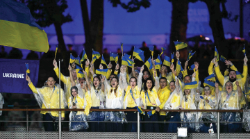 Ukrainas sportistu delegācija Parīzes olimpisko spēļu atklāšanas parādē 26. jūlijā.
Foto — Scanpix