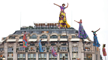 Akrobāti virs viena no Sēnas tiltiem.
Foto — Scanpix