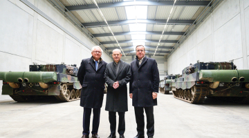 ASV izlūkdienesti ir atmaskojuši Krievijas specdienestu plānu nogalināt vācu ieroču kompānijas Rheinmetall vadītāju Arminu Papergeru. Viņa uzņēmums Ukrainai piegādā artilērijas lādiņus un tankus. Tagad Papergeram nodrošināta papildu apsardze. Attēlā: Papergers (no kreisās) ar Vācijas kancleru Olafu Šolcu un aizsardzības ministru Borisu Pistoriusu pie tankiem Leopard šā gada februārī.
Foto — Scanpix