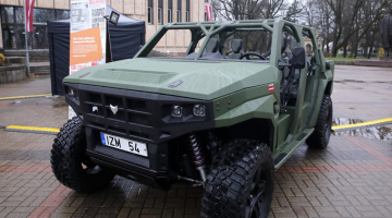 Latvijas militārās industrijas "Expo" militārās preces Ziedot.lv kampaņas pasākumā 2022.gadā. Foto - Paula Čurkste, LETA
