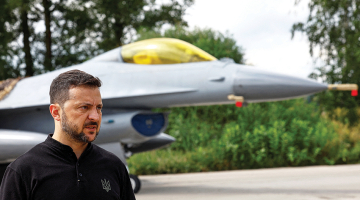 Ukraiņu piloti jau sākuši izmantot rietumvalstu piegādātos iznīcinātājus F-16, Ukrainas Bruņoto spēku dienā 4. augustā apliecināja Ukrainas prezidents Volodimirs Zelenskis. Svinīgās ceremonijas vieta netika izpausta.
Foto — Scanpix