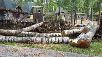 Šogad materiālie zaudējumi Tērvetes dabas parkā ir lielāki, jo koki bojājuši arī infrastruktūru.
Foto — Ilze Šķietniece