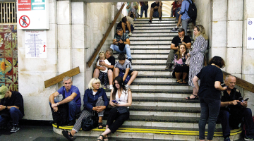 Kijivas metro stacijā Hreščatik gaisa trauksmes laikā 26. augustā.
Foto — Scanpix