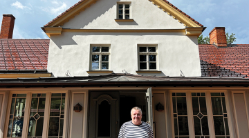 Agita sevi par saimnieci nevēlas saukt, tāpēc mājas priekšā nostādījusi projekta galveno virzītāju Laimoni.
Foto — Evelīna Stiene