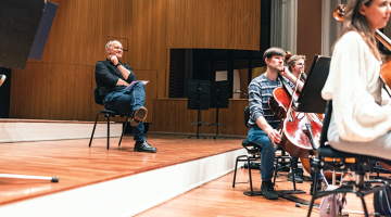 Aktieris Andris Keišs un orķestra mūziķi muzikālā uzveduma Japānas pasaka mēģinājuma laikā.
Foto — LNSO