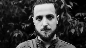 Maksims Krivcovs ar segvārdu Dalī (Максим Далі Кривцов, 1990—2024) ir ukraiņu dzejnieks, kurš šā gada 7. janvārī krita Krievijas karā pret Ukrainu. Viņš piedalījās jau 2014. gada Maidanā, tajā pašā gadā kā brīvprātīgais aizgāja karot, bija ložmetējnieks. Aizrāvās ar fotografēšanu. 2023. gadā iznāca viņa pirmais un vienīgais dzejas krājums Dzejoļi no šaujamlūkas (Вірші з бійниці). Kopā ar viņu bojā gāja viņa rudais kaķis