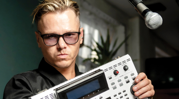 «Šis AKAI semplers ir veca un leģendāra mūzikas producēšanas iekārta,» saka Rick Feds, izrādot savu instrumentu kolekciju.
Foto — Kristaps Kalns