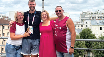 Zigmārs Raimo kopā ar māti Ivetu, tēvu Edmundu un māsu Sigitu Parīzē.
Foto no personīgā arhīva