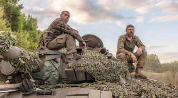 Ukraiņu tankisti pie robežas ar Krieviju Sumu apgabalā.
Foto — Scanpix
