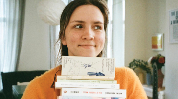 Doma, ka ar lasīšanu viņa palīdz dzīvniekiem, motivē pēc iespējas ātrāk pabeigt grāmatu, taču Alise lasa apzināti — ja vajag, kādu rindkopu pārlasa. «Kad pabeidzu pirmo grāmatu, biju tik lepna, ka aizgāju uz grāmatnīcu un nopirku trīs jaunas.»
Foto — Ilze Vītola