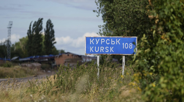 Uzraksts Ukrainas Sumu apgabalā, kas rāda, cik kilometru līdz Kurskai Krievijā. 13.augusts 2024.gads. Foto - AP/Scanpix/LETA