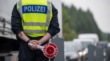 16.septembris.  Policists aptur auto pārbaudei netālu no Trīres. Foto - Harald Tittel/DPA/AFP