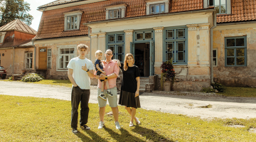 Renārs un Kristiāna kopā ar abu dēlu Jāni un Renāra dēlu Kārli.
Foto — Pēteris Bērziņš