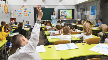 Pirmklasnieku pirmā skolas diena klasē, kas ierīkota vienā no Harkivas metro stacijām. Tiek lēsts, ka šajā mācību gadā pazemes patvertnēs visā Ukrainā mācīsies 5,8 tūkstoši bērnu.
Foto — Scanpix