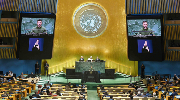 Ukrainas prezidents Volodimirs Zelenskis pirmdien ieradās ASV, kur tikās ar valsts vadītājiem un piedalījās ANO Ģenerālajā asamblejā. Viņš kongresmeņus iepazīstināja ar Ukrainas uzvaras plānu karā pret Krieviju un teica, ka kara beigas Ukrainā ir tuvāk, nekā daudzi uzskata.
Foto — Scanpix