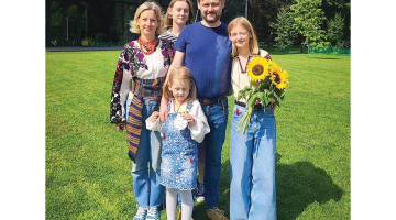 Iznīcinātā ģimene: Krievijas gaisa uzbrukumā Ļvivai 4. septembrī tika nogalināta Jevheņija Bazileviča un viņas trīs meitas — Jarina (21), Darina (18) un Emilija (7). Izdzīvoja tikai tēvs Jaroslavs