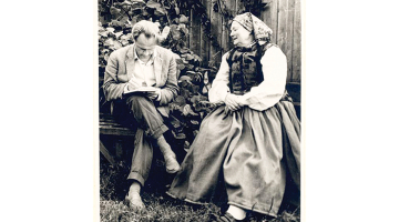 Folklorists Jānis Rozenbergs pieraksta Nīcas teicējas Katrīnas Čirkšes stāstījumu zinātniskās ekspedīcijas laikā pagājušā gadsimta 60. gados.
Foto no LKF arhīva