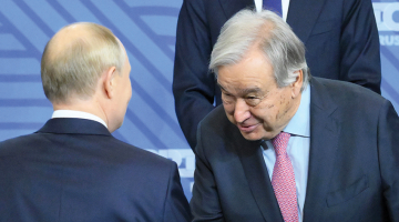Asu kritiku saņēmis ANO ģenerālsekretārs Antoniu Gutērrešs, kas pagājušajā nedēļā ieradās Krievijā uz BRICS valstu samitu un tikās ar diktatoru Vladimiru Putinu. «Gutērrešam ir jāatzīst, ka viņš ir kļūdījies, pieņemot lēmumu neapmeklēt Ukrainas miera samitu Šveicē, bet tagad doties pie kara noziedznieka Putina. Gutērrešs vairs netiek uzskatīts par godīgu starpnieku, un, ja viņš nolemtu atkāpties, mēs noteikti nebūtu tie, kas censtos viņu atrunāt,» teica Lietuvas ārlietu ministrs Gabrieļus Landsberģis.
Foto — Scanpix