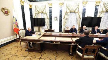 Kremlis iesniedzis parlamentam nākamā gada budžeta plānu, kurā aizsardzības izdevumi palielināti par 30% — līdz 13,5 triljoniem rubļu (130 miljardiem eiro). Tā ir rekordliela summa, pat salīdzinot ar PSRS armijas budžetu Aukstā kara gados.
Foto — Scanpix