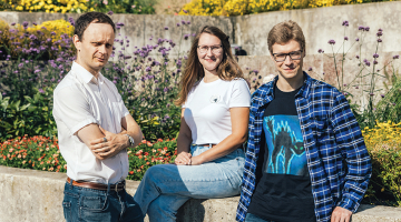 Astronomi Juris Kalvāns (no kreisās), Aija Kalniņa un Kristaps Veitners, apvienojot zināšanas ķīmijā un fizikā, radījuši datormodeli, kas palīdz izprast planētu rašanos.
Foto — Kristaps Anškens