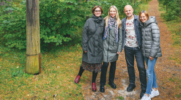 Bernāti pirms diviem gadiem ieguvuši viedā ciema nosaukumu. Aktīvie
iedzīvotāji — Anna Šēfere (no kreisās), Diāna Ansule, Raivis un Inga Plāciņi — atzīst, ka šis tituls palīdz piesaistīt tūristus. Tomēr priecājas arī par iespēju rudenī baudīt piekrastes ciema mieru.
Foto — Edgars Pohevičs