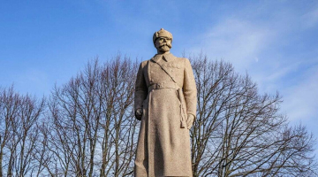 Piemineklis Jānim Fabriciusam Ventspilī. Foto - Oskars Jūra/Ventspils Tūrisma informācijas centra arhīvs