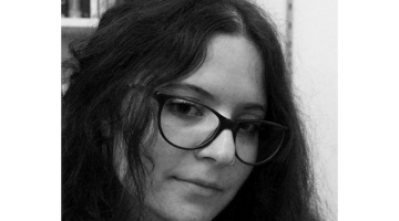 Ilka Papa-Zakora (Ilka Papp-Zakor) ir ungāru rakstniece un tulkotāja no Klužas-Napokas Transilvānijā (Rumānijā). Studējusi ungāru un krievu filoloģiju Klužā-Napokā, bioloģiju Helsinkos. Pašlaik dzīvo Budapeštā. Izdevusi divus stāstu krājumus un vienu romānu. Par pirmo grāmatu Eņģeļu vakariņas (Angyalvacsora) saņēmusi jauno autoru balvu JAK-kendő (2014). Domuzīmē publicētais stāsts Egy virágkertészet ir no otrā stāstu krājuma Pēdējais zvērudārzs (Az utolsó állatkert, 2018). Ilkas daiļradi raksturo spilgti tēli un realitāte, kas savādos veidos sajaucas ar iedomu pasauli