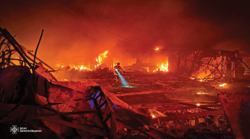 Krievijas raķešu uzbrukumā Ukrainas dienvidu pilsētai Mikolajivai dzīvību zaudēja viena sieviete, bet 23 personas tika ievainotas. Mērķi bija kāds infrastruktūras objekts, restorānu komplekss un dzīvojamās ēkas.
Foto — Scanpix
