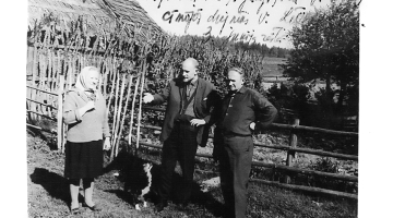 Pie Stepona Seiļa Kļovu mājās ciemojas rakstnieks Viktors Līvzemnieks (vidū). 1968. gada 1. jūnijs.
Foto no Guntara Seiļa personīgā arhīva