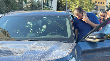 Libāniešu policijas izmeklētājs Beirūtā pie kāda auto, kurā eksplodēja peidžeris.
Foto — Scanpix