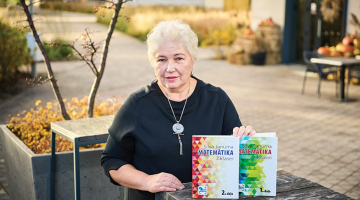 «Mēs sakām, ka bērni par daudz lieto viedtālruņus. Taču tas ir rīks, kuru var izmantot arī matemātikas apgūšanai,» saka Eiropā godalgotās grāmatas Matemātika 7. klasei autore Silva Januma.
Foto — Edmunds Brencis