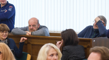 Mihails Uļmans (pa kreisi) un Aleksandrs Babenko uz apsūdzēto sola sprieduma nolasīšanas dienā.
Foto — Edmunds Brencis