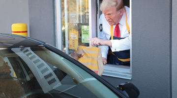Savā priekšvēlēšanu kampaņas pasākumā 20. oktobrī Pensilvānijas štata Fīstervilas-Trevizas mazpilsētā Donalds Tramps aptuveni 15 minūtes «strādāja» vietējā McDonald’s