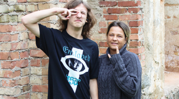 Kristiāns Rojs Daņiļevičs kopā ar savu lielāko atbalstītāju — mammu Judīti Punculi.
Foto — Kristīne Gulbe