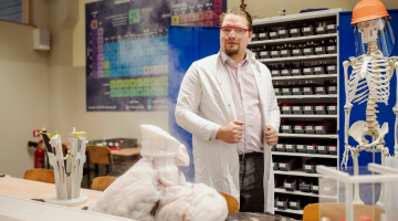 Raksta autors Jurijs Kirillovs mācību klasē. Publicitātes foto