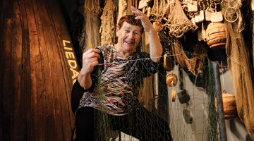 Zelma palīdz uzturēt tradīciju dzīvu, ik gadu piedaloties Zvejnieku svētkos un Muzeju naktīs, kur ar prieku rāda savas amata prasmes viesiem.
Foto — Ieva Salmane