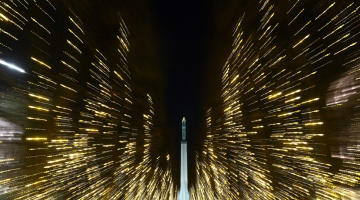 Brīvības piemineklis gaismas festivālā "Staro Rīga". Foto - Edijs Pālens, LETA