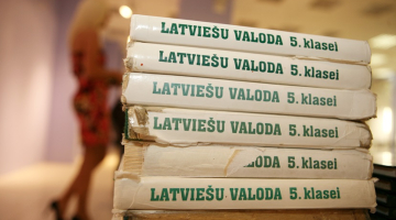 Latviešu valodas mācību grāmatas. Foto - Evija Trifanova, LETA